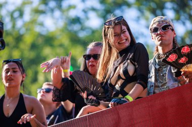 Berlin, Berlin / Almanya - Temmuz 08.2023: Berlin 'deki Gezegen Yürüyüşü. Rave the Planet bir elektronik dans müzik festivali ve teknogeçit..