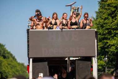 Berlin, Berlin / Almanya - Temmuz 08.2023: Berlin 'deki Gezegen Yürüyüşü. Rave the Planet bir elektronik dans müzik festivali ve teknogeçit..