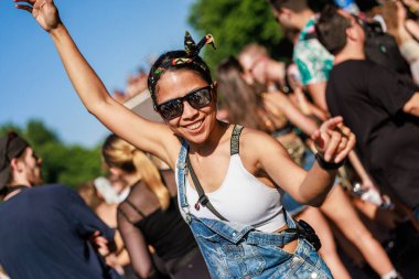 Berlin, Berlin / Almanya - Temmuz 08.2023: Berlin 'deki Gezegen Yürüyüşü. Rave the Planet bir elektronik dans müzik festivali ve teknogeçit..