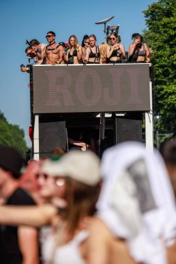 Berlin, Berlin / Almanya - Temmuz 08.2023: Berlin 'deki Gezegen Yürüyüşü. Rave the Planet bir elektronik dans müzik festivali ve teknogeçit..