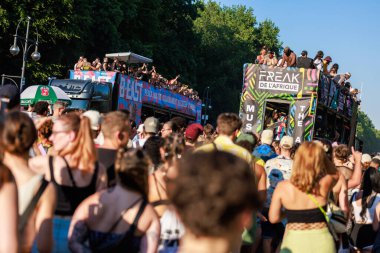 Berlin, Berlin / Almanya - Temmuz 08.2023: Berlin 'deki Gezegen Yürüyüşü. Rave the Planet bir elektronik dans müzik festivali ve teknogeçit..