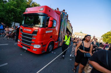 Berlin, Berlin / Almanya - Temmuz 08.2023: Berlin 'deki Gezegen Yürüyüşü. Rave the Planet bir elektronik dans müzik festivali ve teknogeçit..