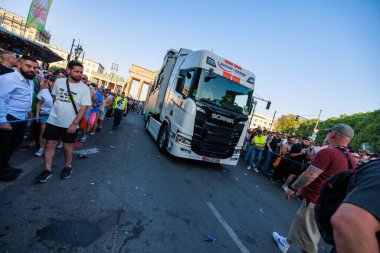 Berlin, Berlin / Almanya - Temmuz 08.2023: Berlin 'deki Gezegen Yürüyüşü. Rave the Planet bir elektronik dans müzik festivali ve teknogeçit..