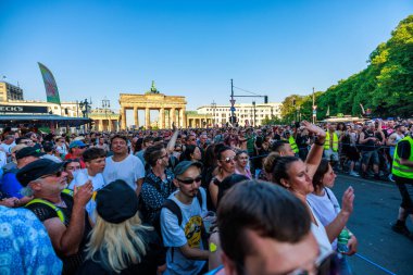 Berlin, Berlin / Almanya - Temmuz 08.2023: Berlin 'deki Gezegen Yürüyüşü. Rave the Planet bir elektronik dans müzik festivali ve teknogeçit..