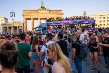Berlin, Berlin / Almanya - Temmuz 08.2023: Berlin 'deki Gezegen Yürüyüşü. Rave the Planet bir elektronik dans müzik festivali ve teknogeçit..