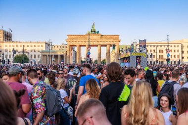 Berlin, Berlin / Almanya - Temmuz 08.2023: Berlin 'deki Gezegen Yürüyüşü. Rave the Planet bir elektronik dans müzik festivali ve teknogeçit..