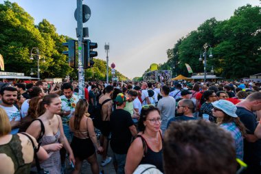 Berlin, Berlin / Almanya - Temmuz 08.2023: Berlin 'deki Gezegen Yürüyüşü. Rave the Planet bir elektronik dans müzik festivali ve teknogeçit..