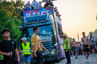 Berlin, Berlin / Almanya - Temmuz 08.2023: Berlin 'deki Gezegen Yürüyüşü. Rave the Planet bir elektronik dans müzik festivali ve teknogeçit..