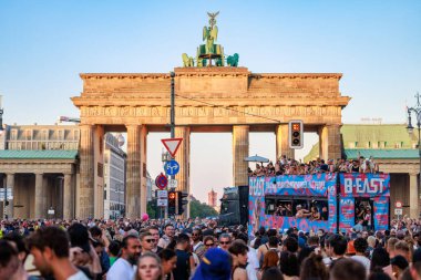 Berlin, Berlin / Almanya - Temmuz 08.2023: Berlin 'deki Gezegen Yürüyüşü. Rave the Planet bir elektronik dans müzik festivali ve teknogeçit..