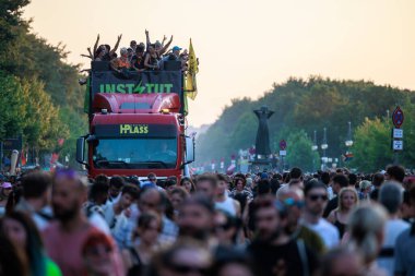 Berlin, Berlin / Almanya - Temmuz 08.2023: Berlin 'deki Gezegen Yürüyüşü. Rave the Planet bir elektronik dans müzik festivali ve teknogeçit..