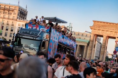 Berlin, Berlin / Almanya - Temmuz 08.2023: Berlin 'deki Gezegen Yürüyüşü. Rave the Planet bir elektronik dans müzik festivali ve teknogeçit..
