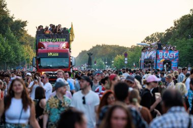 Berlin, Berlin / Almanya - Temmuz 08.2023: Berlin 'deki Gezegen Yürüyüşü. Rave the Planet bir elektronik dans müzik festivali ve teknogeçit..