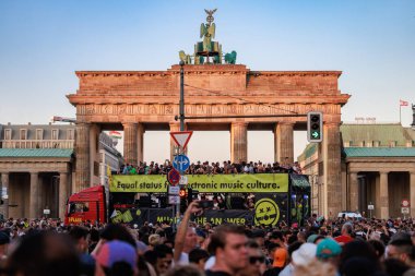 Berlin, Berlin / Almanya - Temmuz 08.2023: Berlin 'deki Gezegen Yürüyüşü. Rave the Planet bir elektronik dans müzik festivali ve teknogeçit..