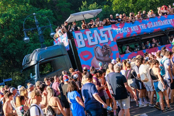 Berlin, Berlin / Almanya - Temmuz 08.2023: Berlin 'deki Gezegen Yürüyüşü. Rave the Planet bir elektronik dans müzik festivali ve teknogeçit..