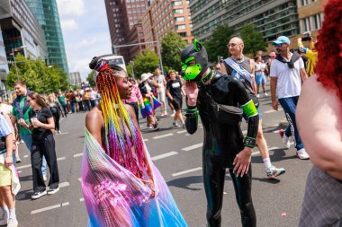 Berlin, Almanya 23 Temmuz 2023: Christopher Caddesi Günü. Berlin Onur Kutlaması, lezbiyen, eşcinsel, biseksüel, transseksüel ve homoseksüel (LGBTQ +) insanları ve onların müttefiklerini kutlamak için düzenlenen bir gurur geçididir..