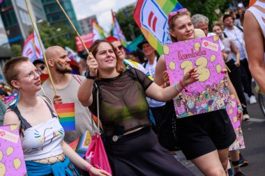 Berlin, Almanya 23 Temmuz 2023: Christopher Caddesi Günü. Berlin Onur Kutlaması, lezbiyen, eşcinsel, biseksüel, transseksüel ve homoseksüel (LGBTQ +) insanları ve onların müttefiklerini kutlamak için düzenlenen bir gurur geçididir..