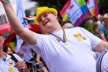 Berlin, Almanya 23 Temmuz 2023: Christopher Caddesi Günü. Berlin Onur Kutlaması, lezbiyen, eşcinsel, biseksüel, transseksüel ve homoseksüel (LGBTQ +) insanları ve onların müttefiklerini kutlamak için düzenlenen bir gurur geçididir..