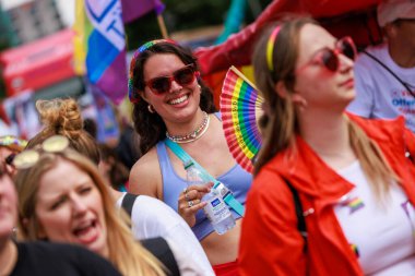 Berlin, Almanya 23 Temmuz 2023: Christopher Caddesi Günü. Berlin Onur Kutlaması, lezbiyen, eşcinsel, biseksüel, transseksüel ve homoseksüel (LGBTQ +) insanları ve onların müttefiklerini kutlamak için düzenlenen bir gurur geçididir..