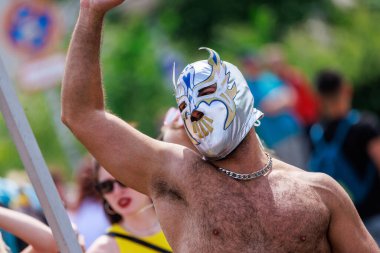 Berlin, Almanya 23 Temmuz 2023: Christopher Caddesi Günü. Berlin Onur Kutlaması, lezbiyen, eşcinsel, biseksüel, transseksüel ve homoseksüel (LGBTQ +) insanları ve onların müttefiklerini kutlamak için düzenlenen bir gurur geçididir..