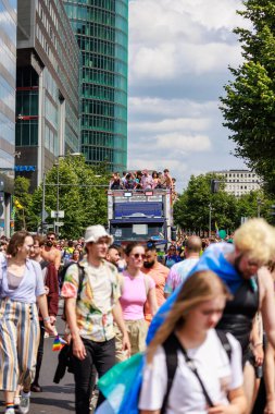 Berlin, Almanya 23 Temmuz 2023: Christopher Caddesi Günü. Berlin Onur Kutlaması, lezbiyen, eşcinsel, biseksüel, transseksüel ve homoseksüel (LGBTQ +) insanları ve onların müttefiklerini kutlamak için düzenlenen bir gurur geçididir..