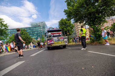 Berlin, Almanya 23 Temmuz 2023: Christopher Caddesi Günü. Berlin Onur Kutlaması, lezbiyen, eşcinsel, biseksüel, transseksüel ve homoseksüel (LGBTQ +) insanları ve onların müttefiklerini kutlamak için düzenlenen bir gurur geçididir..