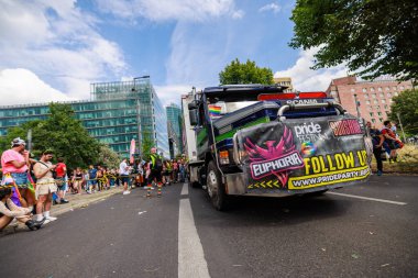 Berlin, Almanya 23 Temmuz 2023: Christopher Caddesi Günü. Berlin Onur Kutlaması, lezbiyen, eşcinsel, biseksüel, transseksüel ve homoseksüel (LGBTQ +) insanları ve onların müttefiklerini kutlamak için düzenlenen bir gurur geçididir..