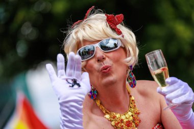 Berlin, Almanya 23 Temmuz 2023: Christopher Caddesi Günü. Berlin Onur Kutlaması, lezbiyen, eşcinsel, biseksüel, transseksüel ve homoseksüel (LGBTQ +) insanları ve onların müttefiklerini kutlamak için düzenlenen bir gurur geçididir..