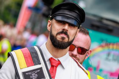 Berlin, Almanya 23 Temmuz 2023: Christopher Caddesi Günü. Berlin Onur Kutlaması, lezbiyen, eşcinsel, biseksüel, transseksüel ve homoseksüel (LGBTQ +) insanları ve onların müttefiklerini kutlamak için düzenlenen bir gurur geçididir..