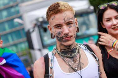 Berlin, Almanya 23 Temmuz 2023: Christopher Caddesi Günü. Berlin Onur Kutlaması, lezbiyen, eşcinsel, biseksüel, transseksüel ve homoseksüel (LGBTQ +) insanları ve onların müttefiklerini kutlamak için düzenlenen bir gurur geçididir..