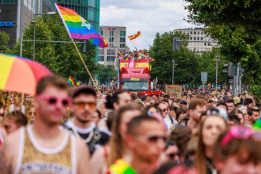 Berlin, Almanya 23 Temmuz 2023: Christopher Caddesi Günü. Berlin Onur Kutlaması, lezbiyen, eşcinsel, biseksüel, transseksüel ve homoseksüel (LGBTQ +) insanları ve onların müttefiklerini kutlamak için düzenlenen bir gurur geçididir..