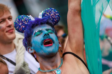 Berlin, Almanya 23 Temmuz 2023: Christopher Caddesi Günü. Berlin Onur Kutlaması, lezbiyen, eşcinsel, biseksüel, transseksüel ve homoseksüel (LGBTQ +) insanları ve onların müttefiklerini kutlamak için düzenlenen bir gurur geçididir..