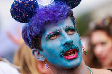 Berlin, Almanya 23 Temmuz 2023: Christopher Caddesi Günü. Berlin Onur Kutlaması, lezbiyen, eşcinsel, biseksüel, transseksüel ve homoseksüel (LGBTQ +) insanları ve onların müttefiklerini kutlamak için düzenlenen bir gurur geçididir..