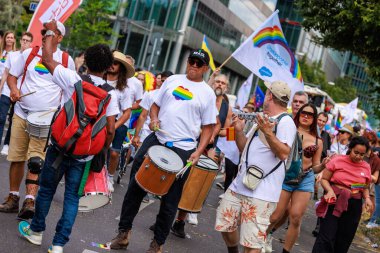 Berlin, Almanya 23 Temmuz 2023: Christopher Caddesi Günü. Berlin Onur Kutlaması, lezbiyen, eşcinsel, biseksüel, transseksüel ve homoseksüel (LGBTQ +) insanları ve onların müttefiklerini kutlamak için düzenlenen bir gurur geçididir..