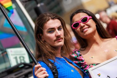 Berlin, Almanya 23 Temmuz 2023: Christopher Caddesi Günü. Berlin Onur Kutlaması, lezbiyen, eşcinsel, biseksüel, transseksüel ve homoseksüel (LGBTQ +) insanları ve onların müttefiklerini kutlamak için düzenlenen bir gurur geçididir..