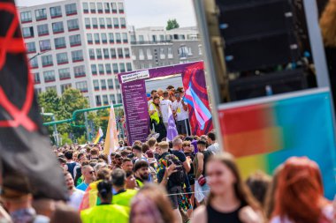 Berlin, Almanya 23 Temmuz 2023: Christopher Caddesi Günü. Berlin Onur Kutlaması, lezbiyen, eşcinsel, biseksüel, transseksüel ve homoseksüel (LGBTQ +) insanları ve onların müttefiklerini kutlamak için düzenlenen bir gurur geçididir..