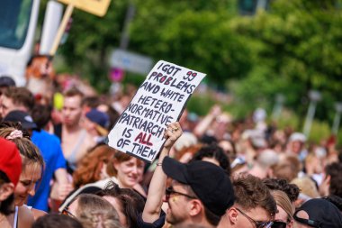 Berlin, Almanya 23 Temmuz 2023: Christopher Caddesi Günü. Berlin Onur Kutlaması, lezbiyen, eşcinsel, biseksüel, transseksüel ve homoseksüel (LGBTQ +) insanları ve onların müttefiklerini kutlamak için düzenlenen bir gurur geçididir..