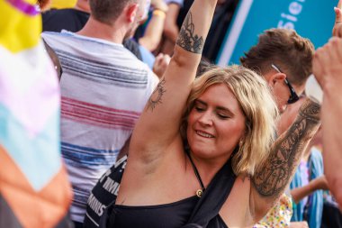 Berlin, Almanya 23 Temmuz 2023: Christopher Caddesi Günü. Berlin Onur Kutlaması, lezbiyen, eşcinsel, biseksüel, transseksüel ve homoseksüel (LGBTQ +) insanları ve onların müttefiklerini kutlamak için düzenlenen bir gurur geçididir..