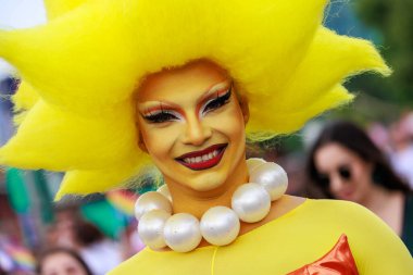 Berlin, Almanya 23 Temmuz 2023: Christopher Caddesi Günü. Berlin Onur Kutlaması, lezbiyen, eşcinsel, biseksüel, transseksüel ve homoseksüel (LGBTQ +) insanları ve onların müttefiklerini kutlamak için düzenlenen bir gurur geçididir..