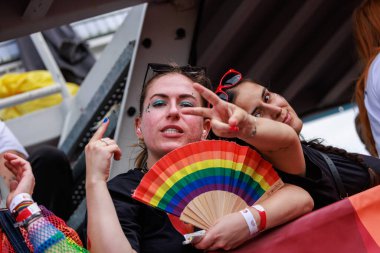 Berlin, Almanya 23 Temmuz 2023: Christopher Caddesi Günü. Berlin Onur Kutlaması, lezbiyen, eşcinsel, biseksüel, transseksüel ve homoseksüel (LGBTQ +) insanları ve onların müttefiklerini kutlamak için düzenlenen bir gurur geçididir..