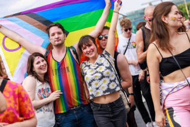 Berlin, Almanya 23 Temmuz 2023: Christopher Caddesi Günü. Berlin Onur Kutlaması, lezbiyen, eşcinsel, biseksüel, transseksüel ve homoseksüel (LGBTQ +) insanları ve onların müttefiklerini kutlamak için düzenlenen bir gurur geçididir..