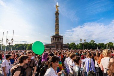 Berlin, Almanya 23 Temmuz 2023: Christopher Caddesi Günü. Berlin Onur Kutlaması, lezbiyen, eşcinsel, biseksüel, transseksüel ve homoseksüel (LGBTQ +) insanları ve onların müttefiklerini kutlamak için düzenlenen bir gurur geçididir..