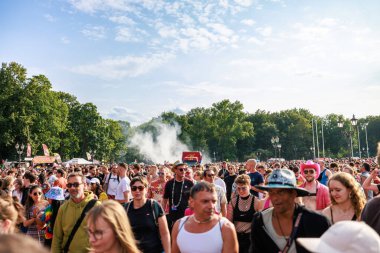 Berlin, Almanya 23 Temmuz 2023: Christopher Caddesi Günü. Berlin Onur Kutlaması, lezbiyen, eşcinsel, biseksüel, transseksüel ve homoseksüel (LGBTQ +) insanları ve onların müttefiklerini kutlamak için düzenlenen bir gurur geçididir..
