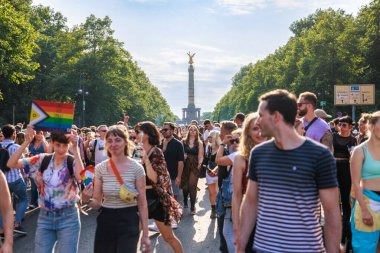 Berlin, Almanya 23 Temmuz 2023: Christopher Caddesi Günü. Berlin Onur Kutlaması, lezbiyen, eşcinsel, biseksüel, transseksüel ve homoseksüel (LGBTQ +) insanları ve onların müttefiklerini kutlamak için düzenlenen bir gurur geçididir..