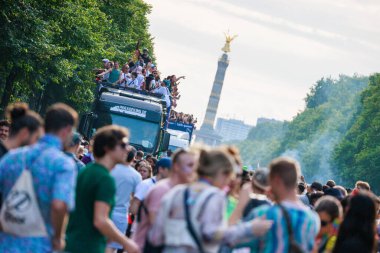 Berlin, Almanya 23 Temmuz 2023: Christopher Caddesi Günü. Berlin Onur Kutlaması, lezbiyen, eşcinsel, biseksüel, transseksüel ve homoseksüel (LGBTQ +) insanları ve onların müttefiklerini kutlamak için düzenlenen bir gurur geçididir..