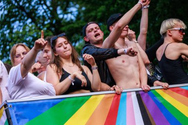 Berlin, Almanya 23 Temmuz 2023: Christopher Caddesi Günü. Berlin Onur Kutlaması, lezbiyen, eşcinsel, biseksüel, transseksüel ve homoseksüel (LGBTQ +) insanları ve onların müttefiklerini kutlamak için düzenlenen bir gurur geçididir..