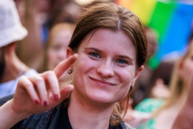 Berlin, Almanya 23 Temmuz 2023: Christopher Caddesi Günü. Berlin Onur Kutlaması, lezbiyen, eşcinsel, biseksüel, transseksüel ve homoseksüel (LGBTQ +) insanları ve onların müttefiklerini kutlamak için düzenlenen bir gurur geçididir..