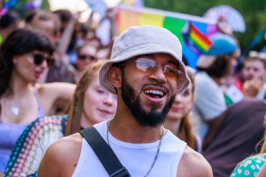 Berlin, Almanya 23 Temmuz 2023: Christopher Caddesi Günü. Berlin Onur Kutlaması, lezbiyen, eşcinsel, biseksüel, transseksüel ve homoseksüel (LGBTQ +) insanları ve onların müttefiklerini kutlamak için düzenlenen bir gurur geçididir..