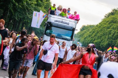 Berlin, Almanya 23 Temmuz 2023: Christopher Caddesi Günü. Berlin Onur Kutlaması, lezbiyen, eşcinsel, biseksüel, transseksüel ve homoseksüel (LGBTQ +) insanları ve onların müttefiklerini kutlamak için düzenlenen bir gurur geçididir..