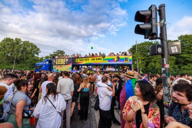 Berlin, Almanya 23 Temmuz 2023: Christopher Caddesi Günü. Berlin Onur Kutlaması, lezbiyen, eşcinsel, biseksüel, transseksüel ve homoseksüel (LGBTQ +) insanları ve onların müttefiklerini kutlamak için düzenlenen bir gurur geçididir..