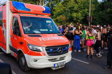 Berlin, Almanya 23 Temmuz 2023: Christopher Caddesi Günü. Berlin Onur Kutlaması, lezbiyen, eşcinsel, biseksüel, transseksüel ve homoseksüel (LGBTQ +) insanları ve onların müttefiklerini kutlamak için düzenlenen bir gurur geçididir..